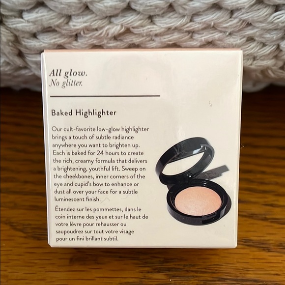 Laura Geller Baked Highlighter Natural Glow - French Vanilla - Picture 2 of 4